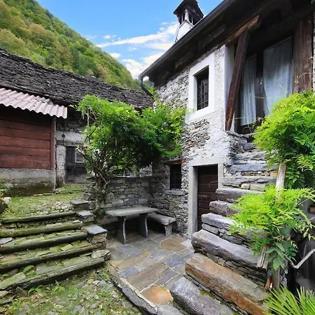 Charming Retreat- 100-year-old Stone Rustico Aurigeno